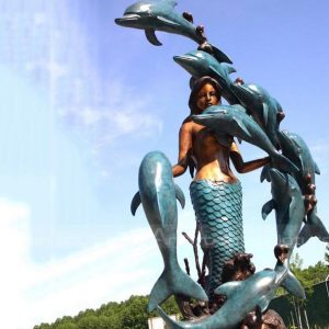 Meerjungfrau- und Delfinstatue