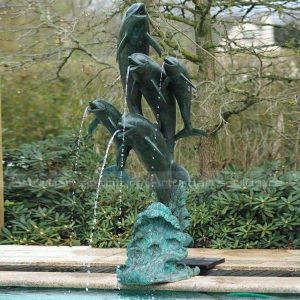 Bronze-Delfinbrunnen