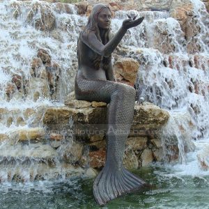 Sitzende Meerjungfrauenstatue