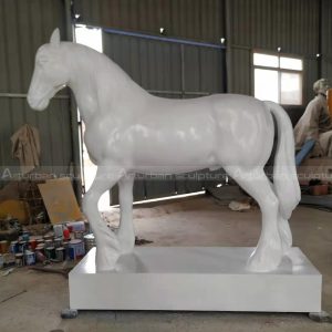 estatua de caballo blanco