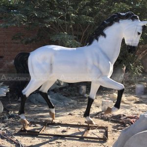 grande statue de cheval blanc