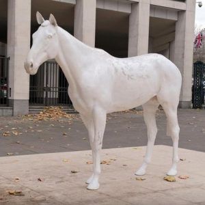 estátua de cavalo de mármore branco
