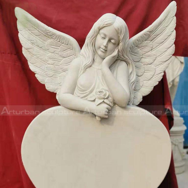 stèle funéraire en forme de cœur avec ange