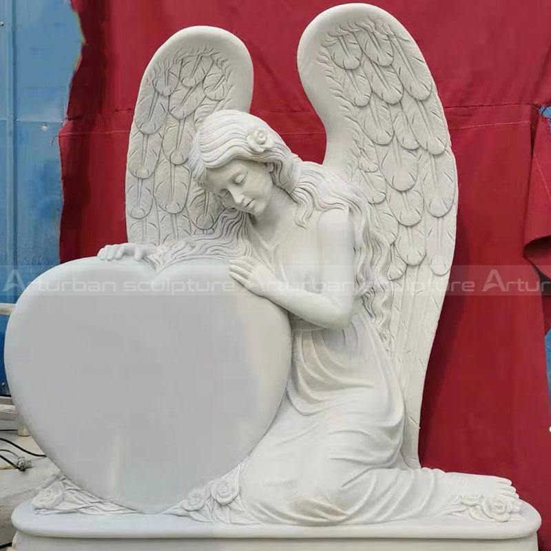 lapide a forma di cuore con angelo