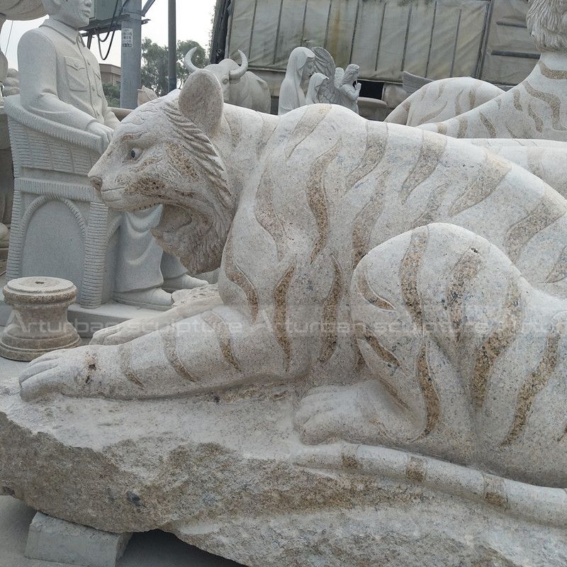 estatuas grandes de elefantes al aire libre