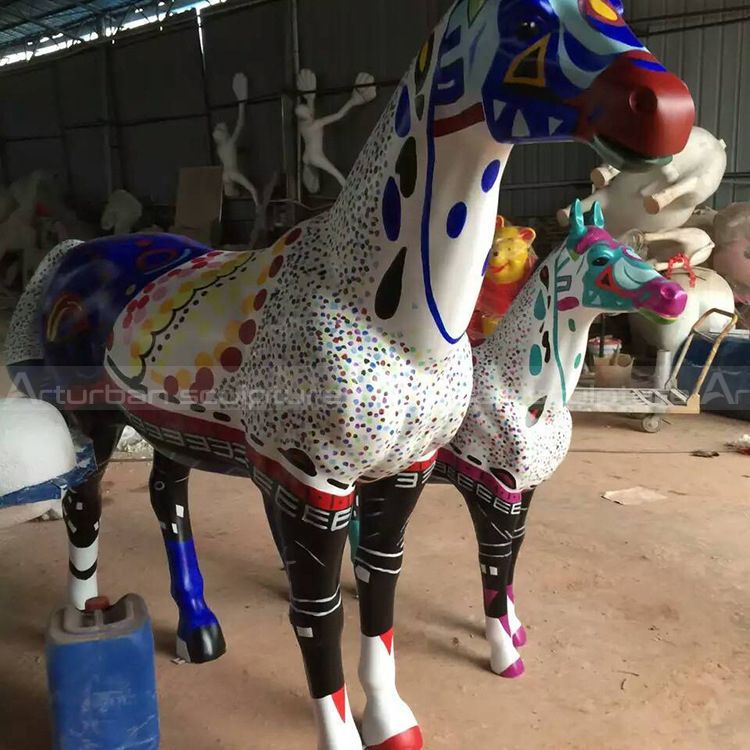 sculptures de cheval peint