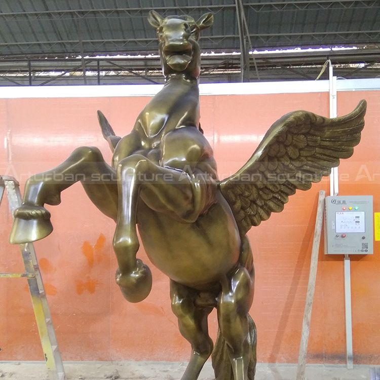 estátua de cavalo alado