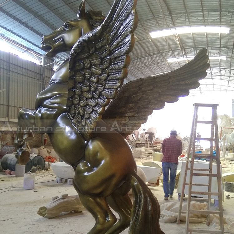 estátua de cavalo alado