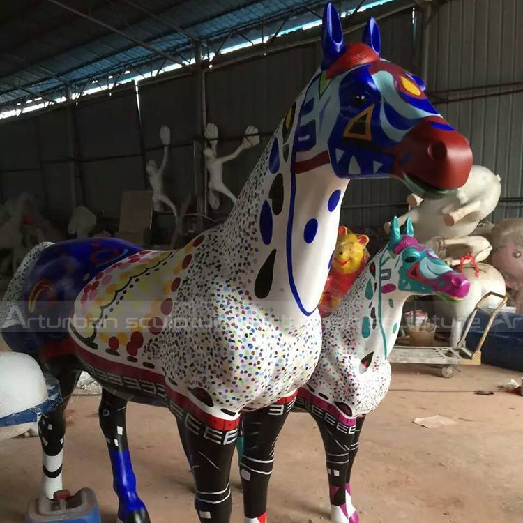 sculptures de cheval peint