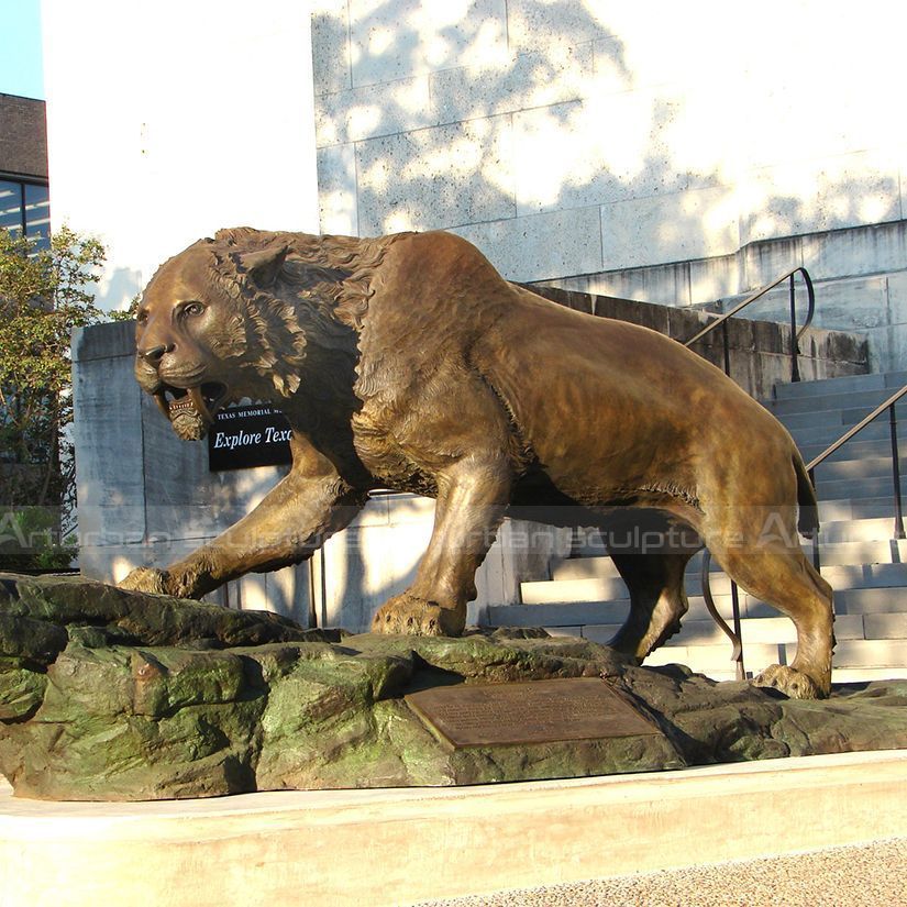 gehende Löwenstatue