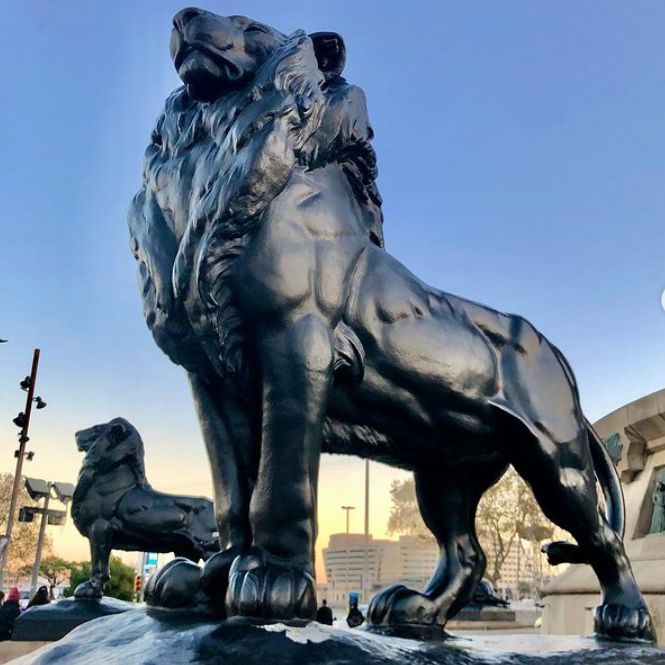 escultura de leão de bronze