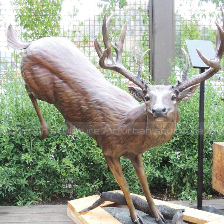 scultura di cervo dalla coda bianca