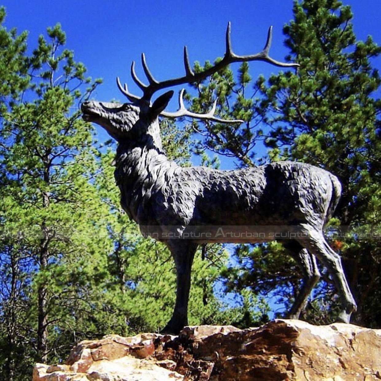 statua di alce a grandezza naturale
