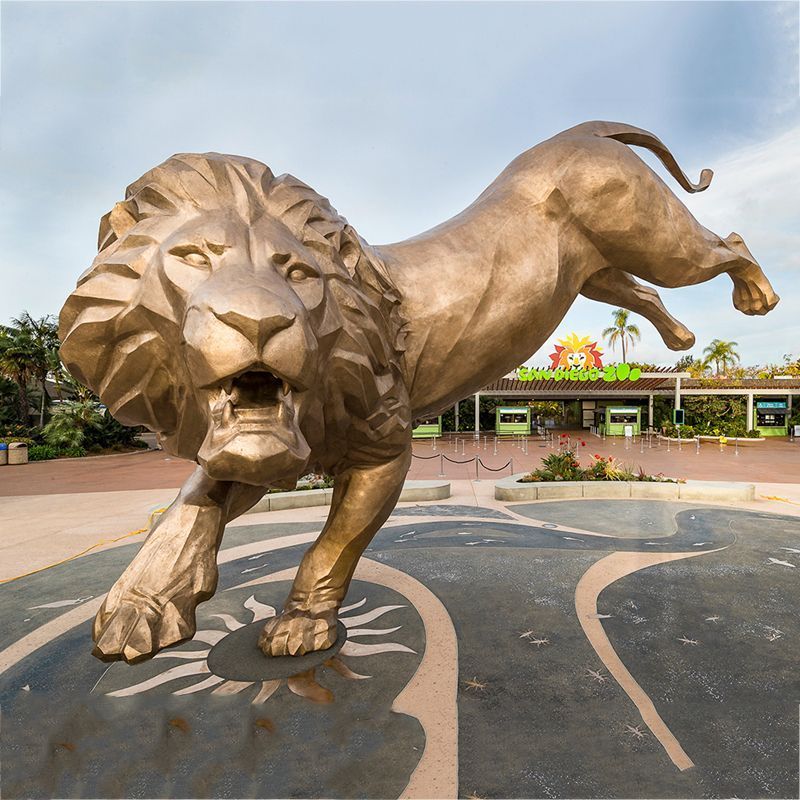 Grande scultura di leone