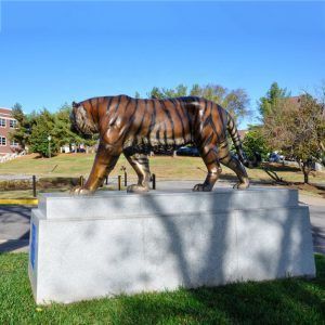 sculpture de tigre extérieure