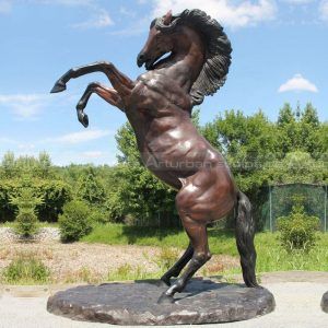 statua di cavallo saltante