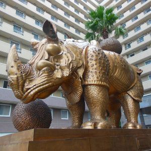 Goldene Rino-Statue