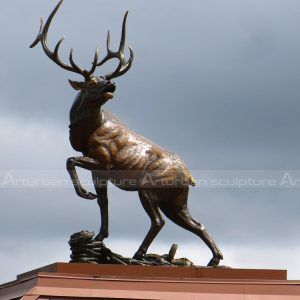 Bronze-Hirschskulptur