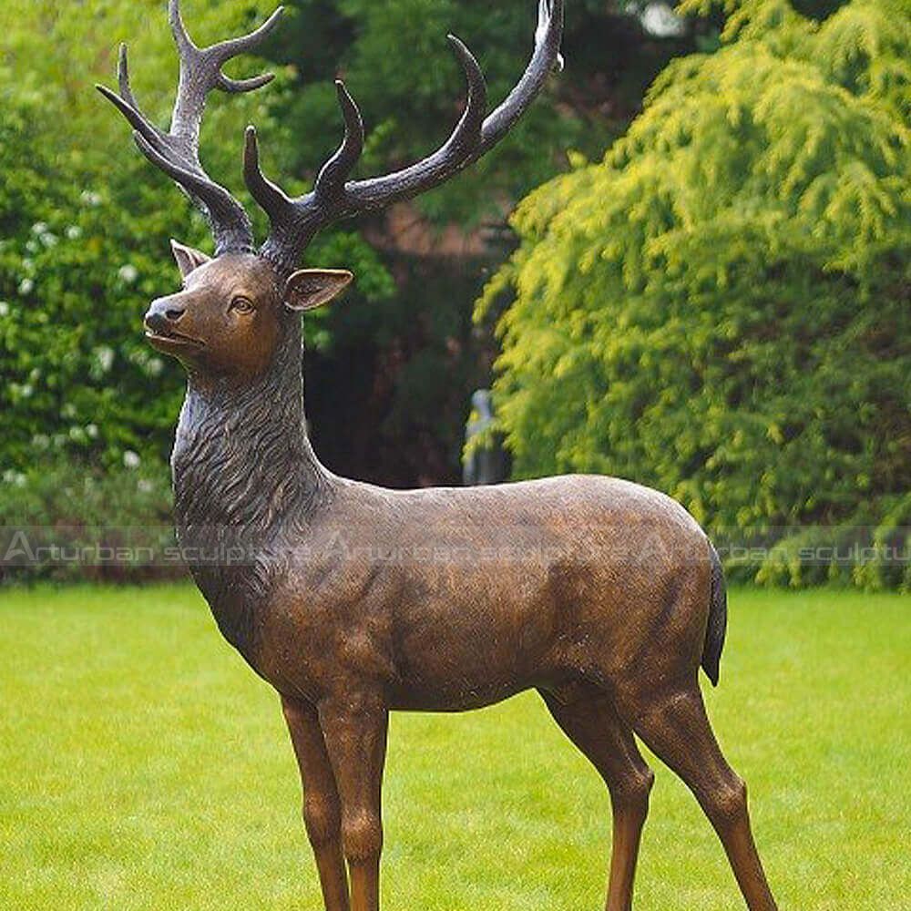 scultura di cervo in bronzo