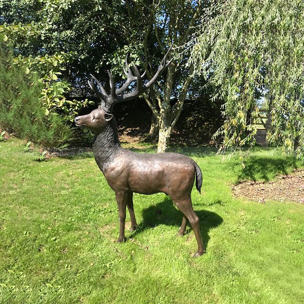 Scultura di cervo in bronzo
