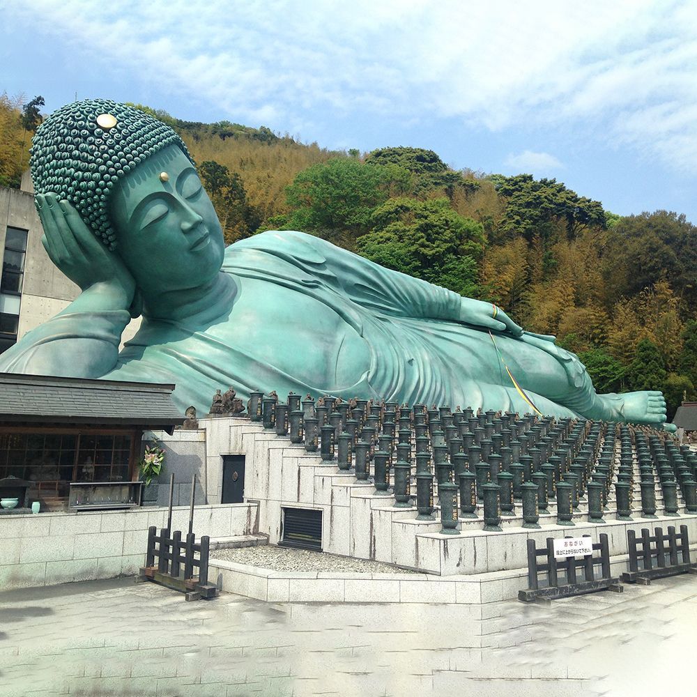 sculpture de bouddha allongé