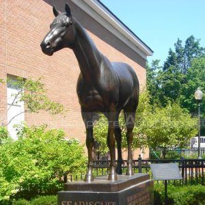 estátua de cavalo em bronze em posição ereta