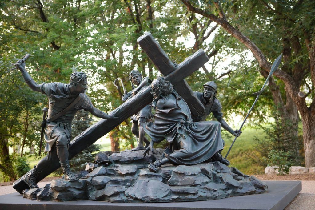 statuetta di gesù che porta la croce