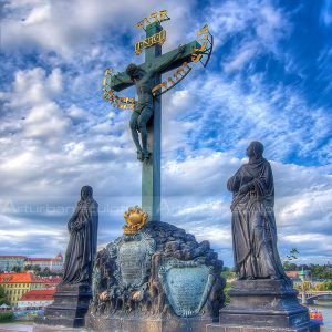 sculpture de Jésus sur la croix
