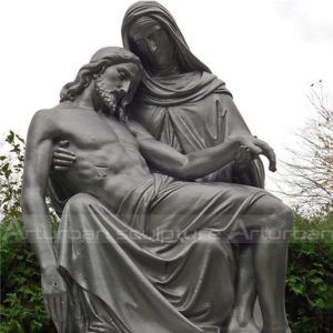 statue de marie tenant jésus mort