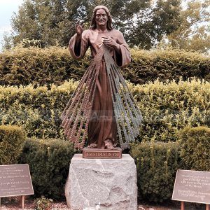 estátua da divina misericórdia ao ar livre
