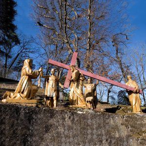 statue de jésus portant la croix