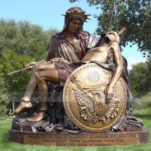 Maria segurando estátua de Jesus