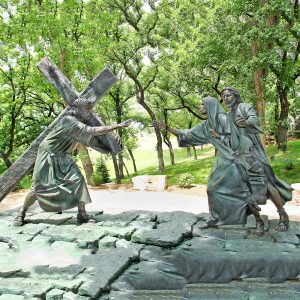 Estatua de Jesús cargando la cruz