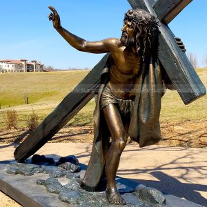 estatua de jesús cargando su cruz