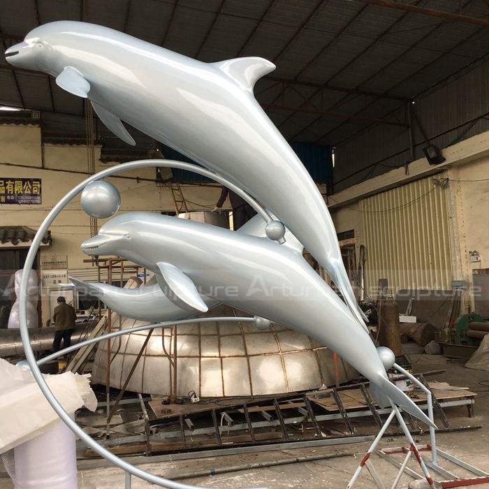 escultura de metal em forma de golfinho