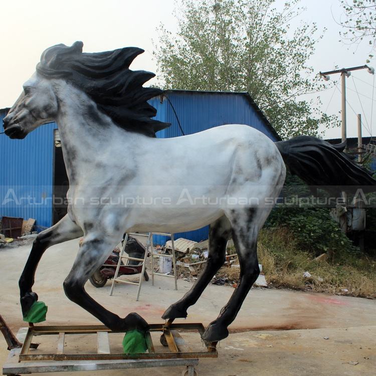 cheval en fibre de verre à taille réelle