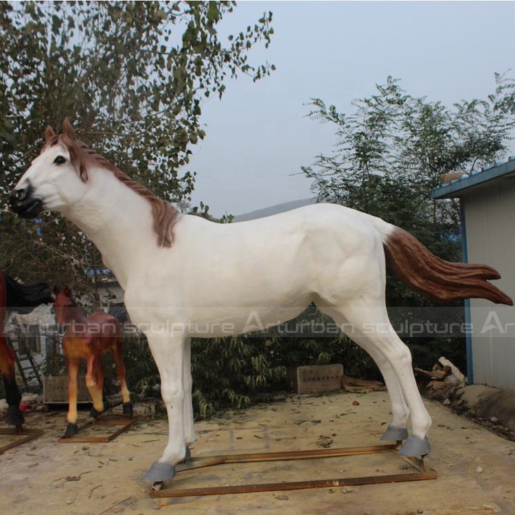 cheval en fibre de verre à taille réelle