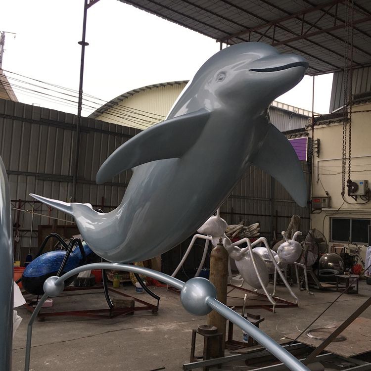 escultura de metal em forma de golfinho