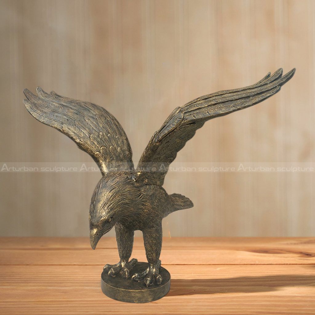 Statue en bronze d'aigle