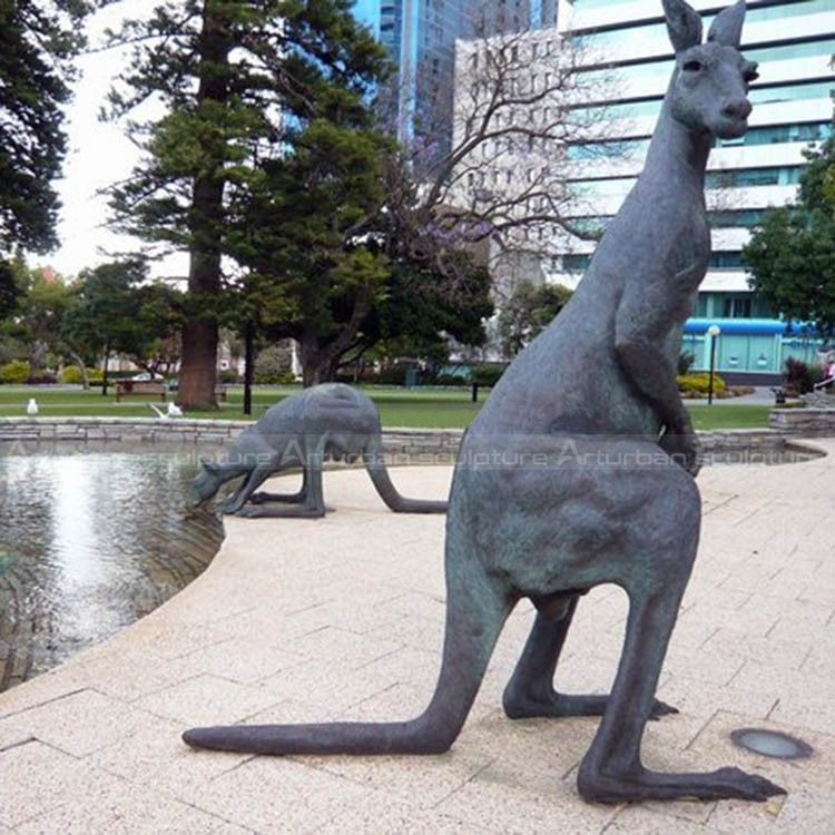 lebensgroße Känguru-Statue