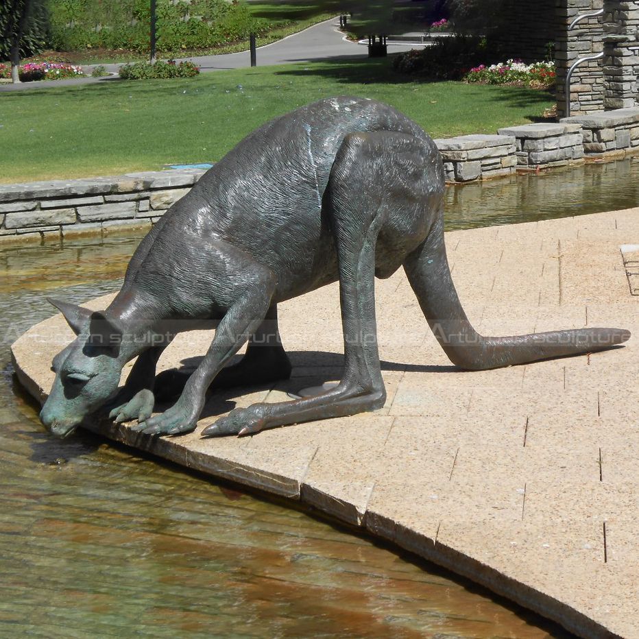 lebensgroße Känguru Statue