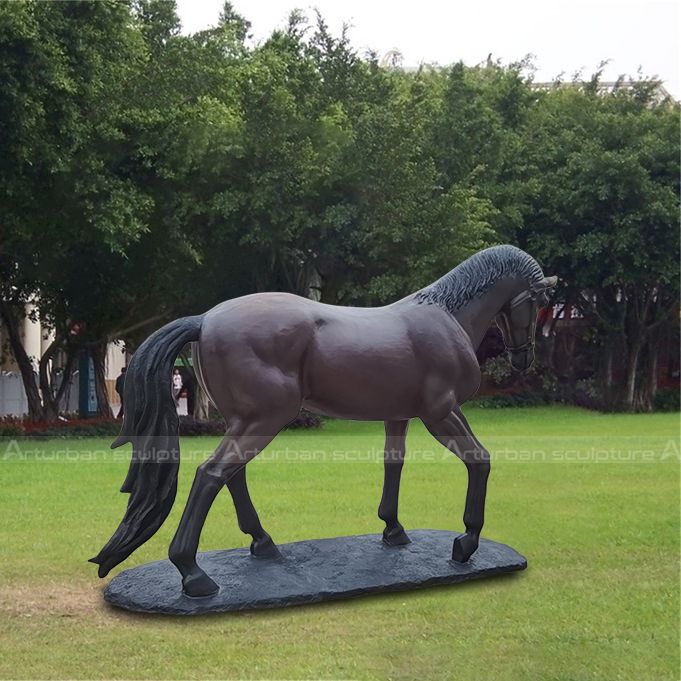 Lebensgroße Bronzepferdestatue