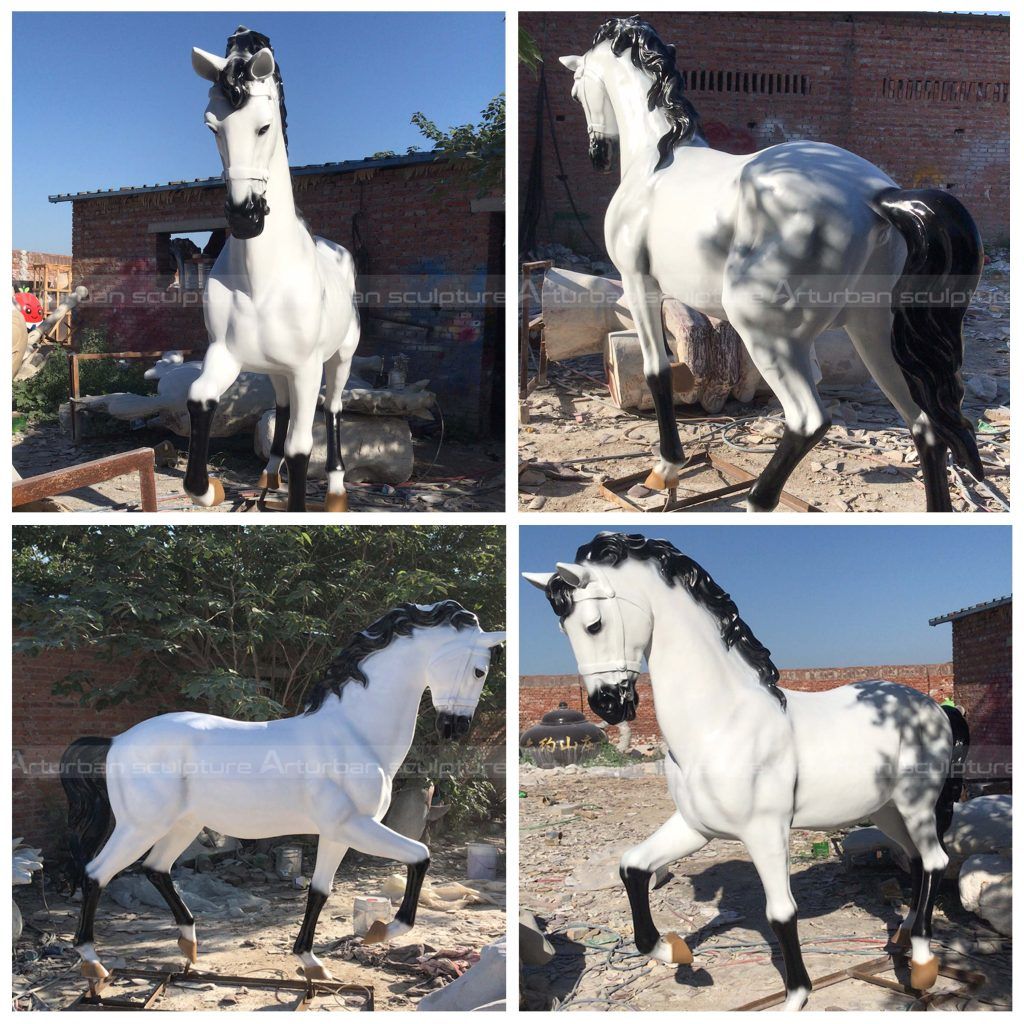 Figurine de cheval noir et blanc