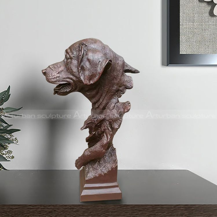Scultura della testa di un cane