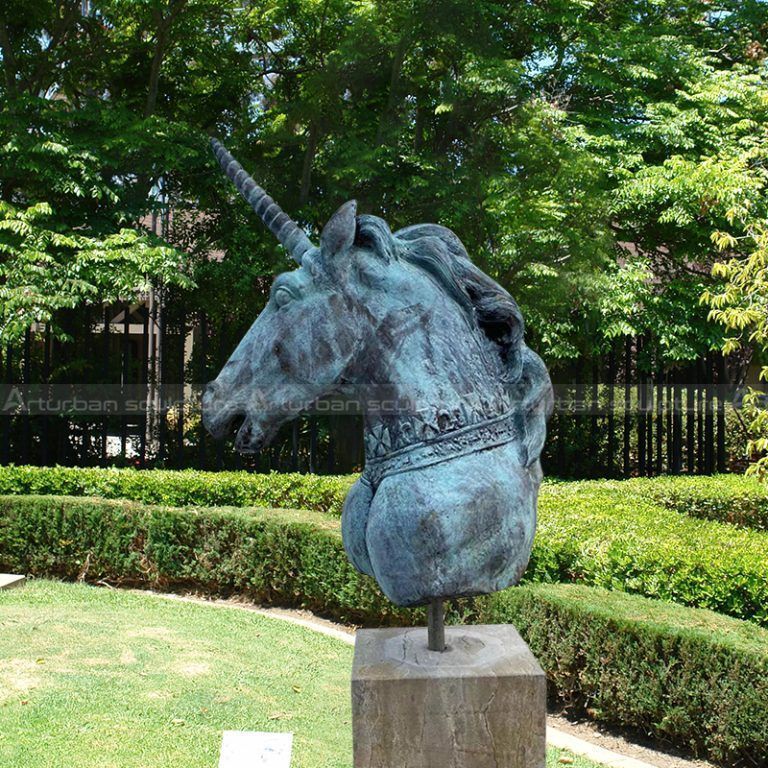 Einhorn-Kopf-Skulptur