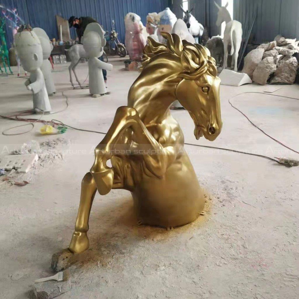 تمثال حصان ذهبي