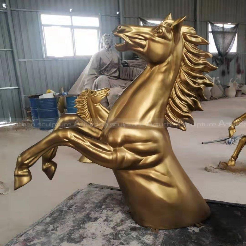 تمثال حصان واقف على رجليه الخلفيتين