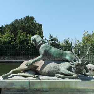 Tierbrunnen mit Jagdhund und Hirsch