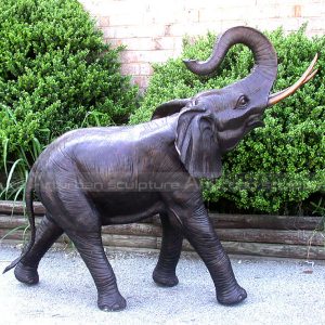 fontana d'acqua esterna con elefante