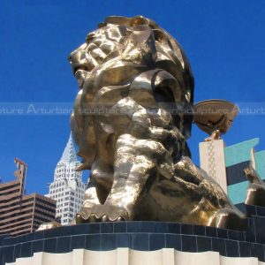 grande estátua de leão